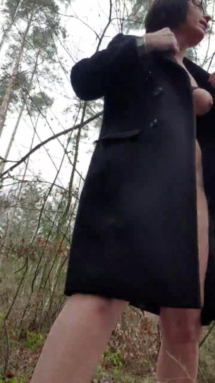 JulieEroticDress: Nus satisfaits, en plein air