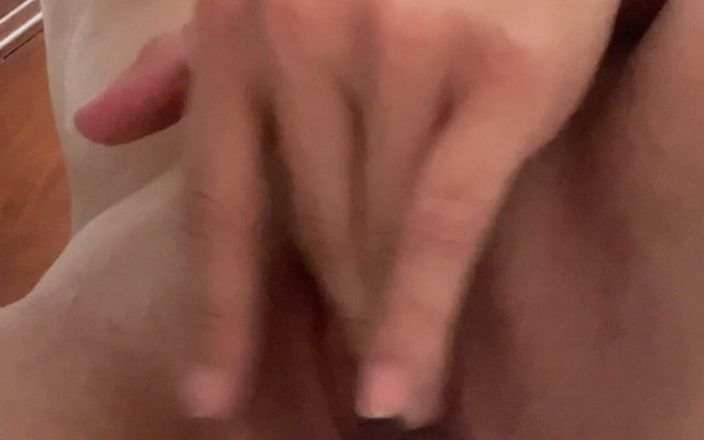 Lunah Blanc: ジーンズショーツ、タイトなタンクトップ、そしてたくさんの欲望 - ルナブランは見せびらかし、バスルームで一人で楽しんでいます