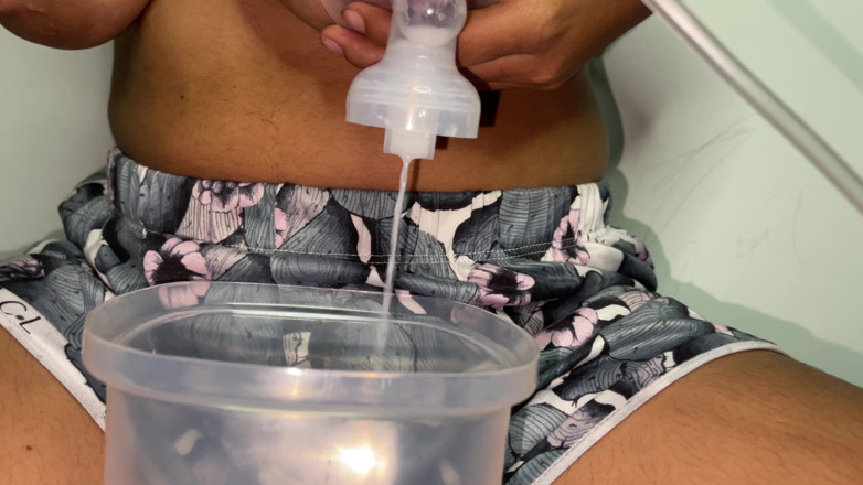 princess_andrea_: Expression de lactation en solo : extraction de main en volume élevé