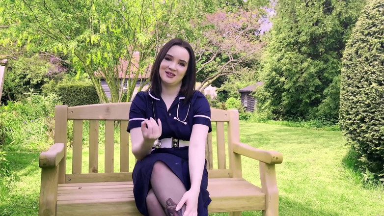 Brit Studio: Trompe ta copine : Lana l'infirmière te dit de te branler...