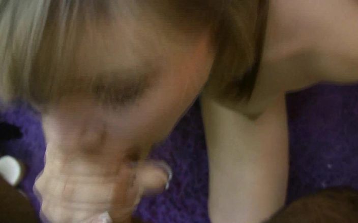 Tight little babes: Cette adolescente russe aime sucer la bite d&amp;#039;un homme marié