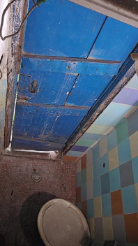 La salle de bain de la construction est devenue une putain