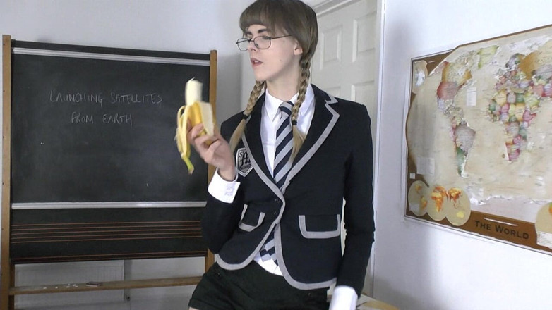 St Mackenzie's Archive: Melissa mangia una grande banana in classe