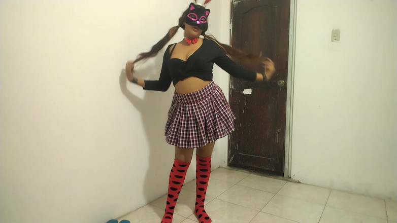 NEGRITA SEXY: 丰满的学生在她的公寓里性感地跳舞，她是一个18岁的黑发女郎