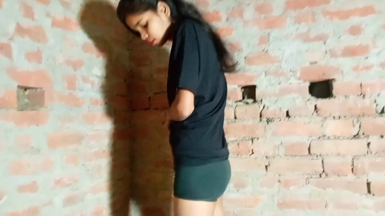 Shivanibaby: Futând o fată virgină stând la fermă într-o zi de vară