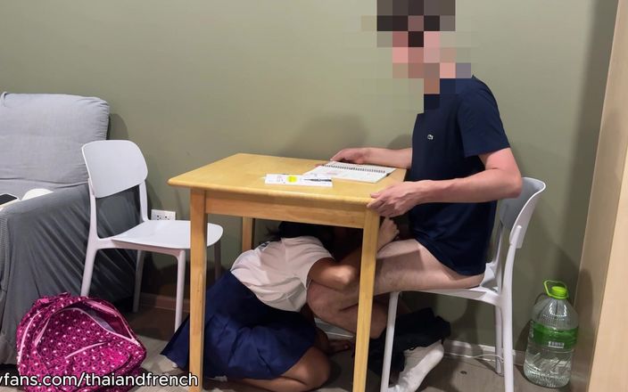 ThaiAndFrench: O studentă thailandeză de 18 ani își suge profesorul de engleză