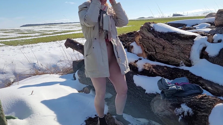 Popp Sylvie: Massaged my cunt outdoors