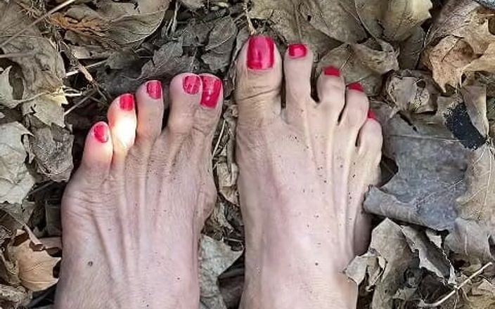 Naelor: Melove sexy pés pequenos com unhas de dedo vermelho em...