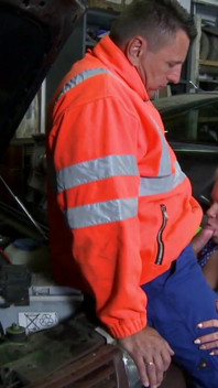 Krásná potetovaná blondýnka s velkým zadkem ošukaná do kundičky