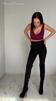Giantess ściska małych mężczyzn i zjada