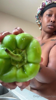 Ébano rabuda twerked nua na cozinha enquanto cozinha