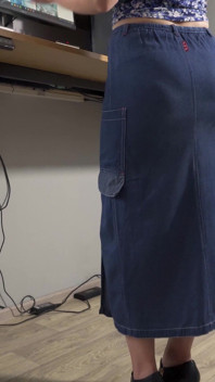 Setiausaha MILF dalam Jean Skirt mengusik garis seluar dalam yang kelihatan
