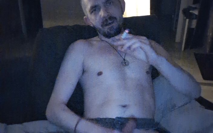 kinkygaynudist: Gay cara masturbando e fumando