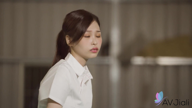 AV Jiali: Xiang xiang носить трусики стрінги і отримує багато уваги, коли вона нахиляється