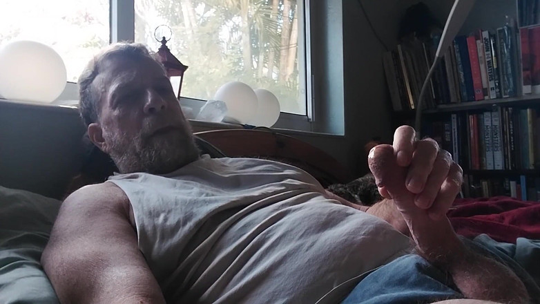 Hairyartist: 继父穿着金趾袜展示