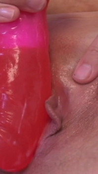 Mamă sexy excitată folosește un vibrator imens pe pizda ei umedă