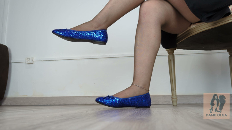 Dame Olga: Shoeplay, shoe dangling &amp; Walking in blue sequin ballet flats (collezione di...