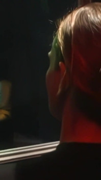 Soțul își urmărește soția țâțoasă în timp ce călărește pula unui tip excitat.