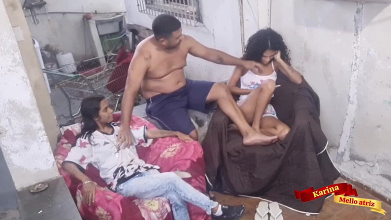 Karinamello: 一个老人在服用两次他达拉菲药后设法与他的两个继女发生性关系