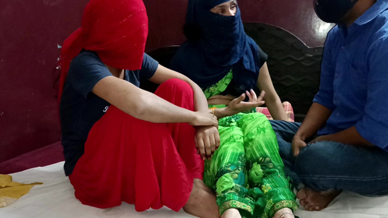 HousewifeGeeta: Ibu tiri tetangga dan pacarnya lagi asik ngentot bareng-bareng