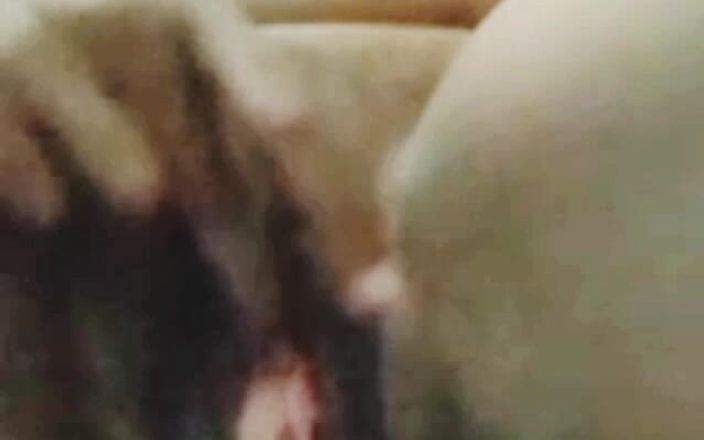 Me and my new slut: ついに彼女は絶頂し、相互のオナニーからオーガズム