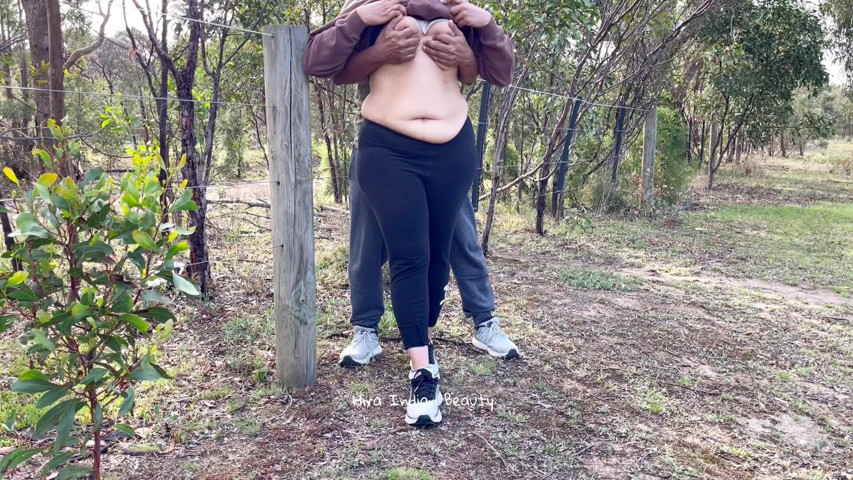 Moglie Desi ha una relazione all'aperto durante un'escursione (coppia indiana romantica) Desi Wife Having an Outdoor Affair on Hiking (Romantic Indian couple)