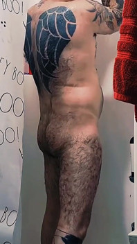 Sexy doccia ragazzo tatuato caldo