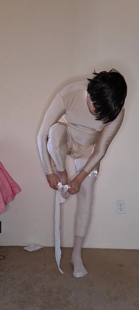 Pup Zentai: Rosa spandex empregada se veste