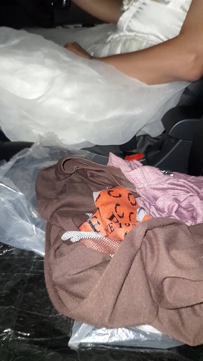Naomisinka: Travestie en robe de mariée au volant et éjaculation à l’intérieur d’une...