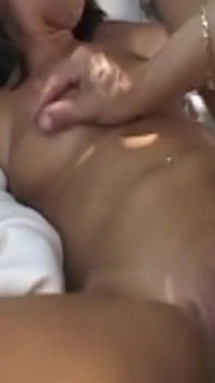 Horký gangbang s MILF brunetka vystříknutá