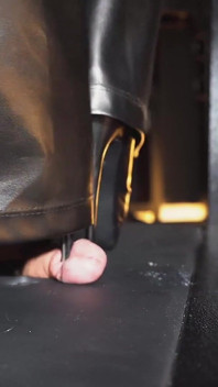 Penguasaan but kulit: memijak stiletto dan fetish nilon