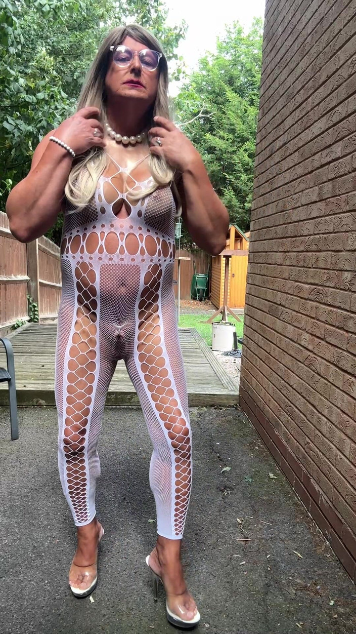 Kellycd2022: 穿着白色渔网紧身连衣裤和高跟鞋的性感 Crossdresser Kellycd2022