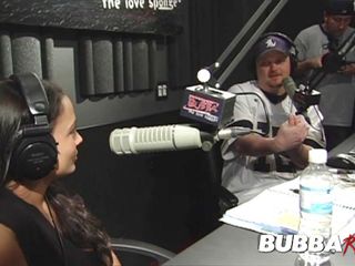 Bubba Raw: Cô gái bên cạnh khoe lồn. Sốc jock radio