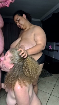 Viene Umiliata Da Una BBW Mentre Si Fa Scopare La Faccia Da Un Grosso Cazzo