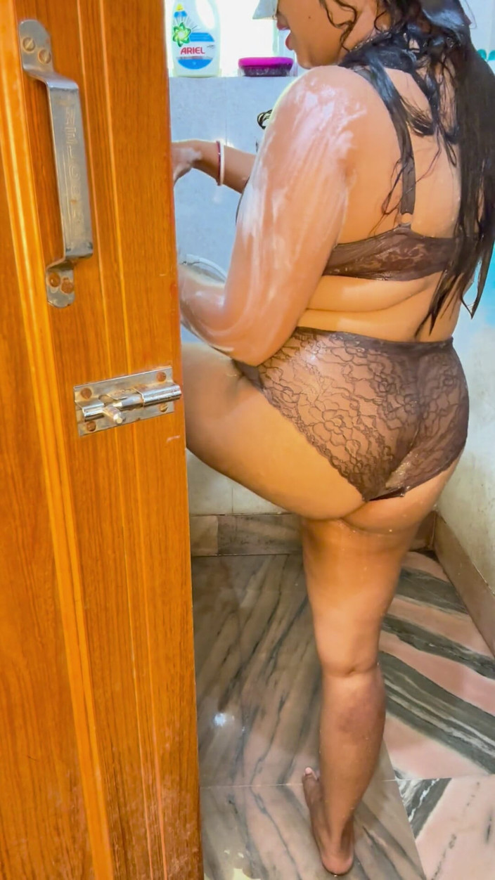 HornyBoudi: Возбужденная дези Boudi в ванной трахает пальцами волосатую киску с оргазмом