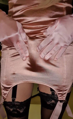 JessicaXD: 把我的粉色缎面手套滑遍我的紧身粉色缎面连衣裙的感觉真爽