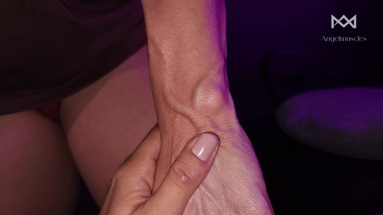 Angelmuscles: POV: Poddała się moim żyłowatym ramionom