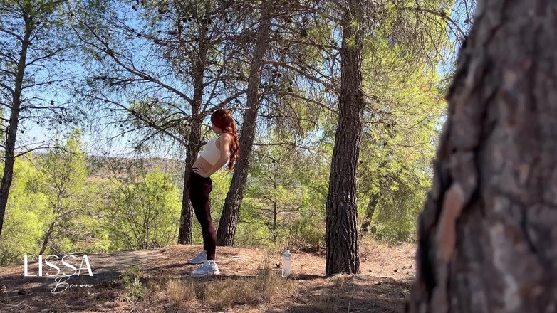 Lissa Brown: Un tip mic ejaculează în gura mea în aer liber - urmărind- spandex-vedere...