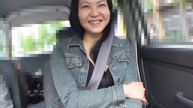 Asiatiques: La ragazza viene rimorchiata e gli viene chiesto di masturbarsi