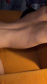 Deux jolis jumelles quittent un ami pour baiser dans une chambre, éjaculation sur une sodomie