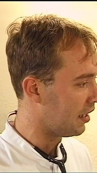 İki azgın hasta doktorları tarafından sert bir yarakla sikiliyor