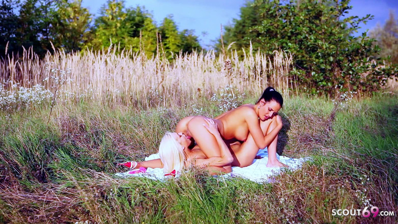 Full porn collection: İki ateşli lezbiyen genç kız amcıklarını yalıyor ve açık havada...