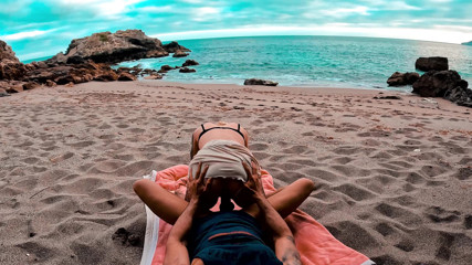 MaskCouple: Sex pe plajă în vacanță cu iubita excitată