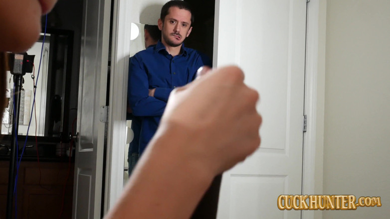 Cuck Hunter: 少女aften opal在继父面前被大黑屌内射