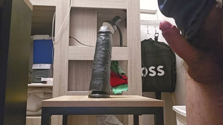 Assdildoxxl: 빨기 딜도 27x6.5cm, 그리고 의자 위에 앉아