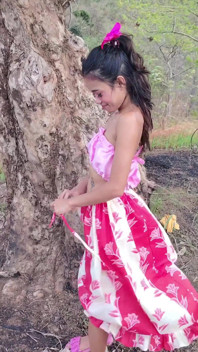 Cewek nakal dengan kontol raksasa lagi asik nikmatin memek mungilnya di pantai dan gunung