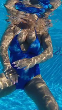 Mit Neuem Badeanzug Im Pool