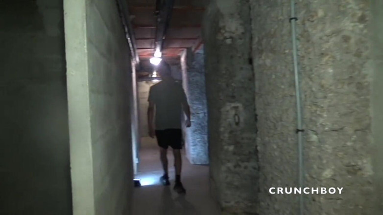 Bareback domination in fetish backroom: Луїджі відтрахана гетеросексуальним поганим чуваком