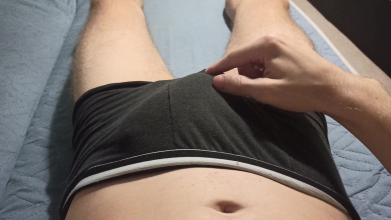 Pasha: Il Ragazzo Si Masturba Delicatamente Il Suo Cazzo Attraverso Le...