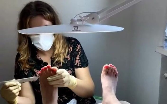 SugarNadya: Nataligreen face o pedichiură bright pe picioare sexy Sugarnadya